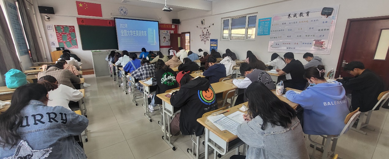 说明: 许多人在餐厅里中度可信度描述已自动生成