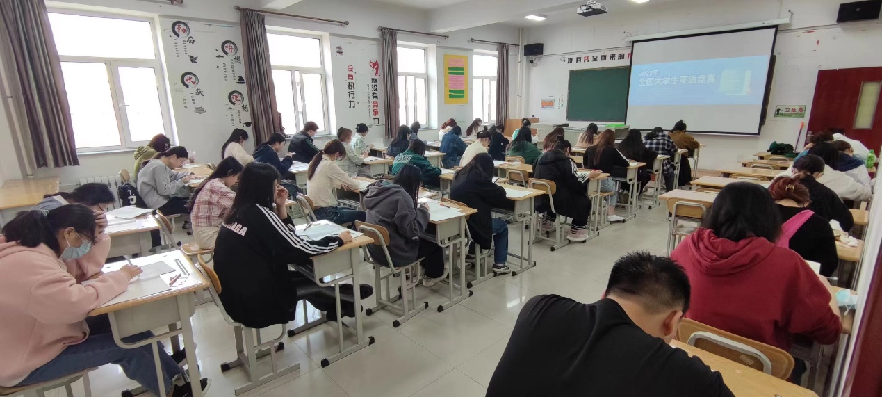 说明: 人们在看台上的人在房间里中度可信度描述已自动生成