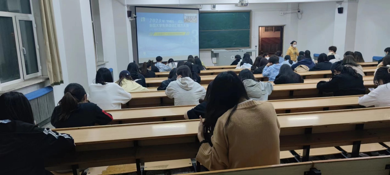 说明: 会议室里的人们描述已自动生成