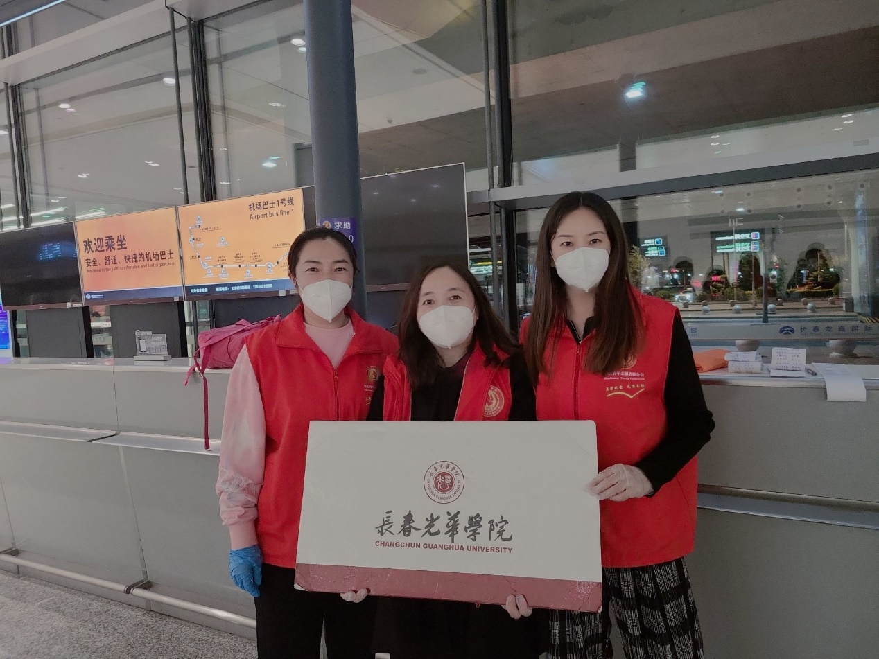 图片包含 建筑, 人, 女人, 男人描述已自动生成